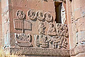 Isola di Akdamar. Chiesa della Santa Croce (X sec dc). Bassorilievi della facciata meridionale: nei medaglioni  figure di santi e profeti, Giona e il  di Ninive, Giona viene gettato nel pesce; Giona si riposa.
