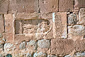 Isola di Akdamar. Chiesa della Santa Croce (X sec dc). Un khachkar (croce di pietra) inserito nella muratura del gavit (nartece).