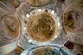 Isola di Akdamar. Chiesa della Santa Croce (X sec dc), interno a tetracono: la cupola centrale le absidi sui quattro lati e le piccole nicchie sulle diagonali. 