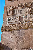 Isola di Akdamar. Chiesa della Santa Croce (X sec dc). Bassorilievi della facciata meridionale, in basso si notano graffiti con croci cristiane ortodosse e iscrizioni in lingua armena. 