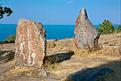 Isola di Akdamar. Chiesa della Santa Croce (X sec dc). Khachkar, croci di pietra. 