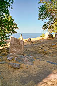 Isola di Akdamar. Chiesa della Santa Croce (X sec dc). Khachkar, croci di pietra. 