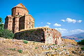 Isola di Akdamar. Chiesa della Santa Croce (X sec dc), lato occidentale con il gavit (nartece) 