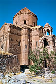 Isola di Akdamar. Chiesa della Santa Croce (X sec dc). Il campanile aggiunto in epoche successive sul lato meridionale della chiesa. 