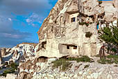 Cappadocia, case scavate nel tufo nel villaggio di Goreme. 