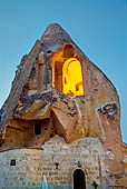 Cappadocia, casa scavata nel tufo nel villaggio di Goreme. 