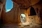 Pasabag - Valle dei Monaci, interno della cappella scavata in un pinnacolo. 