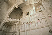 Goreme Open Air Museum, la chiesa Oscura (Karanlik), stanza inferiore e nartece esposti all'esterno.