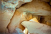 La valle di Zelve. Geyikli Kilise (la Chiesa del Cervo), ormai quasi completamente crollata, tracce di affreschi del VI-VII secolo, 
