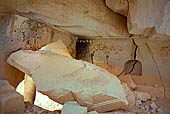 La valle di Zelve. Geyikli Kilise (la Chiesa del Cervo), ormai quasi completamente crollata, tracce di affreschi del VI-VII secolo, 