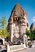 Tomba romana scavata all'interno di un camino delle fate a G�reme, in Cappadocia. 