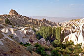 Cappadocia, U�hisar village, inizio della valle dei piccioni 
