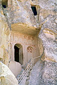 Goreme Open Air Museum. Ingresso della Chiesa della Croce di Malta del VI o VII secolo. 