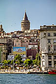 Istanbul, la torre di Galata dal Galata bridge.