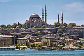Istanbul, la Moschea di Solimano vista dal battello mentre si avvicina al molo di Eminonu. 