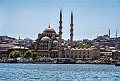 Istanbul, la Moschea Nuova vista dal battello mentre si avvicina al molo di Eminonu. 