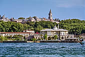 Istanbul, Il padiglione dei Cestai e il Palazzo di Topkap1 sullo sfondo, visti dal battello mentre si avvicina al molo.