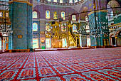 Istanbul, Moschea Yeni, Moschea Nuova, mihrab e minbar lungo il muro della qibla, vetri colorati sulle finestre.