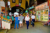 Istanbul - Egyptian Bazaar (Misir &Ccedil;arsisi), la porta sud col famoso ristorante, il Pandeli, che serve cucina turca da cento anni. 