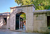 Istanbul, ingresso al Bazaar dei libri usati (Sahaflar Carsisi) tra la Moschea Beyazit e il Gran Bazar. 