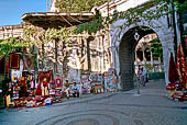 Istanbul, l'ingresso della moschea Nuruosmaniye fuori dalla  Nuruosmaniye Gate del Grand Bazaar (Kapali &Ccedil;arsi) 