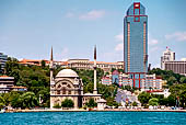 Istanbul, in battello sul Bosforo, la Moschea ottomana di Dolmabah�e neo-barocca, sullo sfondo il moderno grattacielo dell'hotel Ritz-Carlton. 