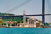 Istanbul, in battello lungo il Bosforo. Il secondo ponte nei pressi del villaggio di Ortakoy. La moschea barocca (Buyuk Mecidiye Camii) del 1854. 