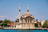 Istanbul, in battello lungo il Bosforo. Nei pressi del villaggio di Ortakoy, la moschea barocca (Buyuk Mecidiye Camii) del 1854.
