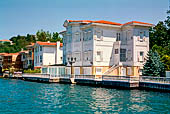 Istanbul, sulle sponde del Bosforo si susseguono le antiche residenze estive (yali) dei funzionari di corte.