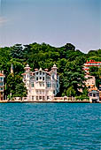 Istanbul, una yali, casa sull'acqua, sulle sponde del Bosforo, antica residenza estiva di funzionari di corte, la bianca Ahmet Afif Pasa Yalisi (1910) a Yenik�y sulla sponda europea. 
