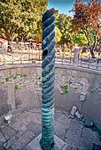 Istanbul, La Colonna serpentina, resti dell'antica colonna di bronzo, alta circa 8 metri, nell'Ippodromo di Costantinopoli, oggi Piazza Sultan Ahmed. 