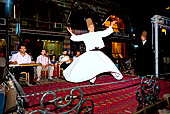 Istanbul ristorante nei pressi di piazza Sultanhamet con la danza dei dervisci rotanti.