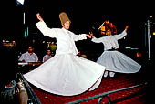 Istanbul ristorante nei pressi di piazza Sultanhamet con la danza dei dervisci rotanti. 