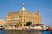 Istanbul, la stazione ferroviaria di Haydarpasa, porta d'accesso al Medio Oriente. 