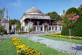 Istanbul, Piazza Sultan Ahmet, Tomba del Sultano Ahmed (Sultanahmet T�rbesi) accanto alla famosa Moschea Blu. 