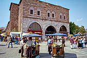 Istanbul  - il portale di ingresso del Bazar Egiziano (bazar delle spezie) che si apre su piazza Eminonu. 