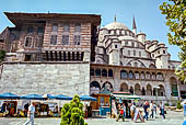 Istanbul, piazza Emin�n� il porticato sud-ovest della Moschea Yeni, Moschea Nuova. A sinistra il padiglione del sultano.