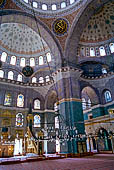 Istanbul, Moschea Yeni, Moschea Nuova, uno dei quattro pilastri che sorreggono la grande cupola centrale, in basso si nota il mihrab e minbar lungo il muro della qibla.