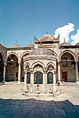 Istanbul, La Moschea Nuova, il cortile interno e la fontana per le abluzioni. 