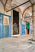 Istanbul, la moschea di R�stem Pasa, ingresso dal portico colonnato. 