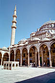 Istanbul, Moschea di Solimano il Magnifico, il cortile guardando verso l'ingresso della sala di preghiera. 