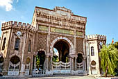 Istanbul, Piazza Beyazit l'imponente portale dell'universit� di Istanbul
