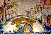 Istanbul - San Salvatore in Chora (Museo Kariye). mosaico della lunetta sulla porta dell'esonartece col Cristo Pantocratore, nella cupola il Miracolo delle Nozze di Cana.