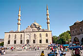 Istanbul, Moschea Yeni, Moschea Nuova, portale principale nord-ovest, a destra l'ingresso del Bazar Egiziano.