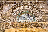 Mardin, facciata di un edificio storico, dettaglio delle elaborate sculture in pietra.
