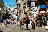 Mardin, scena di vita di strada nei pressi del bazar. 
