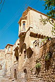 Mardin, tipica casa storica caratterizzata da intricate facciate in pietra calcarea gialla e finestre a bovindo.