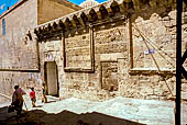 Mardin, la Grande Moschea, Ulu Camii, (1176). Ingresso Est, l'iscrizione sul muro riporta le decisioni per l'abolizione delle tasse nella citt�.