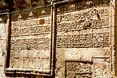 Mardin, la Grande Moschea, Ulu Camii, (1176). Ingresso Est, l'iscrizione sul muro riporta le decisioni per l'abolizione delle tasse nella citt�. 