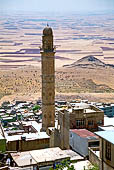 Mardin, il minareto della Grande Moschea si staglia sulla torrida pianura siriana. 